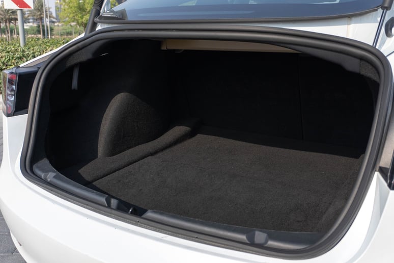 特斯拉Model 3 (白色), 2023 - 沙迦租赁报价