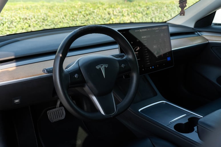 特斯拉Model 3 (白色), 2023 - 沙迦租赁报价