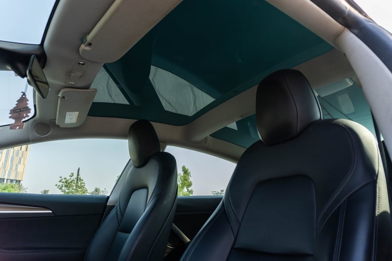 特斯拉Model 3 (白色), 2023 - 沙迦租赁报价