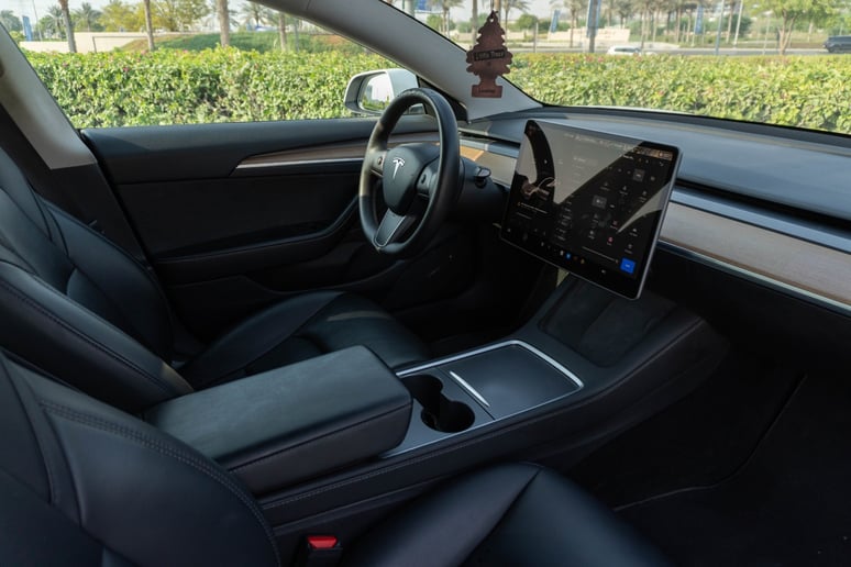特斯拉Model 3 (白色), 2023 - 沙迦租赁报价