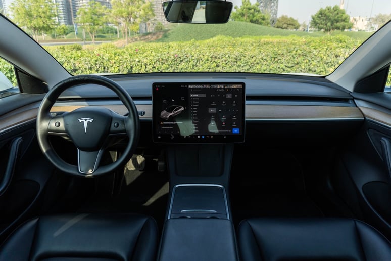特斯拉Model 3 (白色), 2023 - 沙迦租赁报价