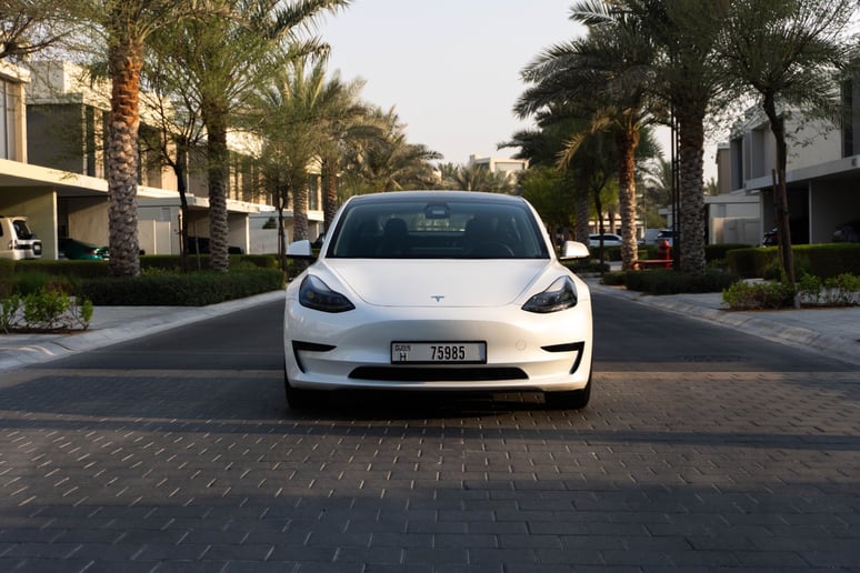 Tesla Model 3 (Blanc), 2023 - offres de bail &agrave; Abu Dhabi