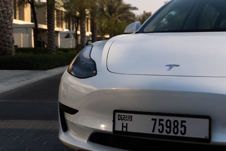 Tesla Model 3 (Blanc), 2023 - offres de bail &agrave; Abu Dhabi