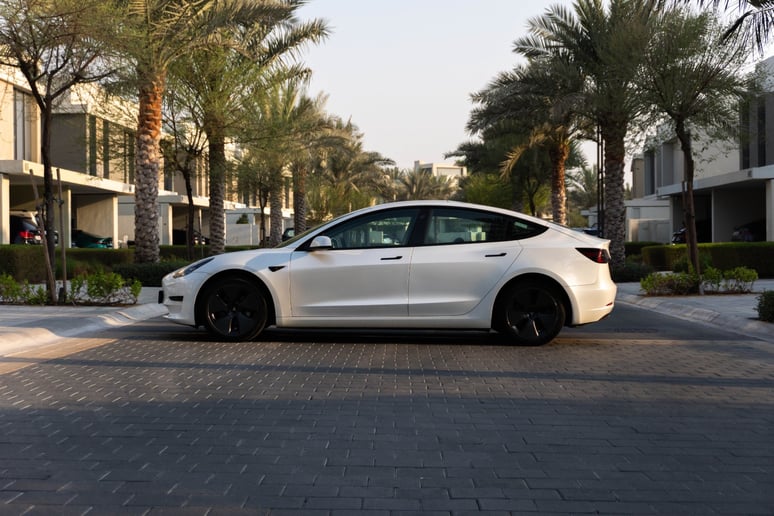 Tesla Model 3 (Blanc), 2023 - offres de bail &agrave; Abu Dhabi