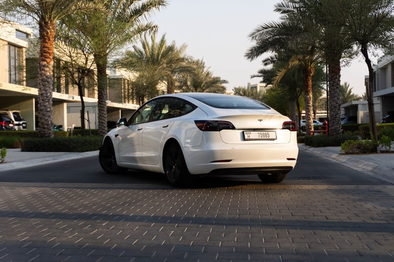 Tesla Model 3 (Blanc), 2023 - offres de bail &agrave; Abu Dhabi