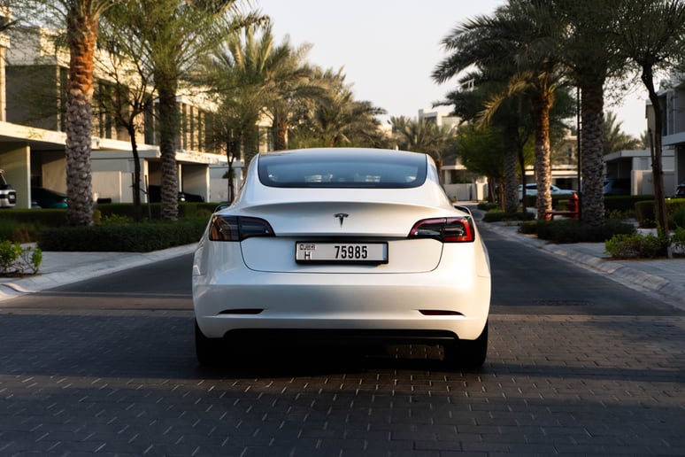 Tesla Model 3 (Blanc), 2023 - offres de bail &agrave; Abu Dhabi