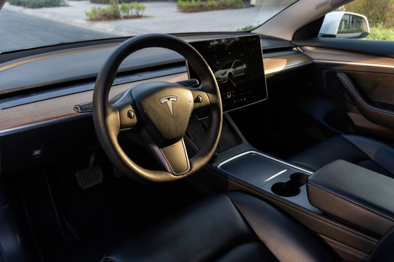 Tesla Model 3 (Blanc), 2023 - offres de bail &agrave; Abu Dhabi