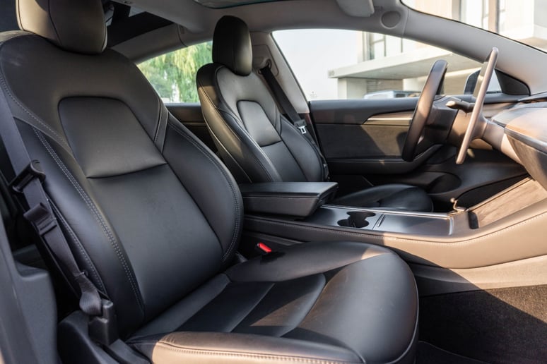 Tesla Model 3 (Blanc), 2023 - offres de bail &agrave; Abu Dhabi