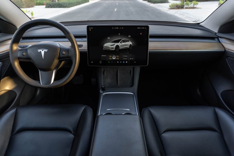 Tesla Model 3 (Blanc), 2023 - offres de bail &agrave; Abu Dhabi