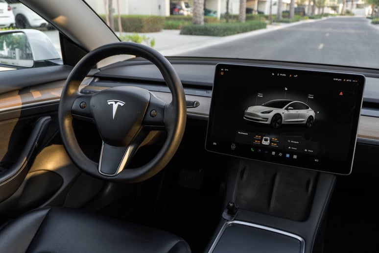 Tesla Model 3 (Blanc), 2023 - offres de bail &agrave; Abu Dhabi