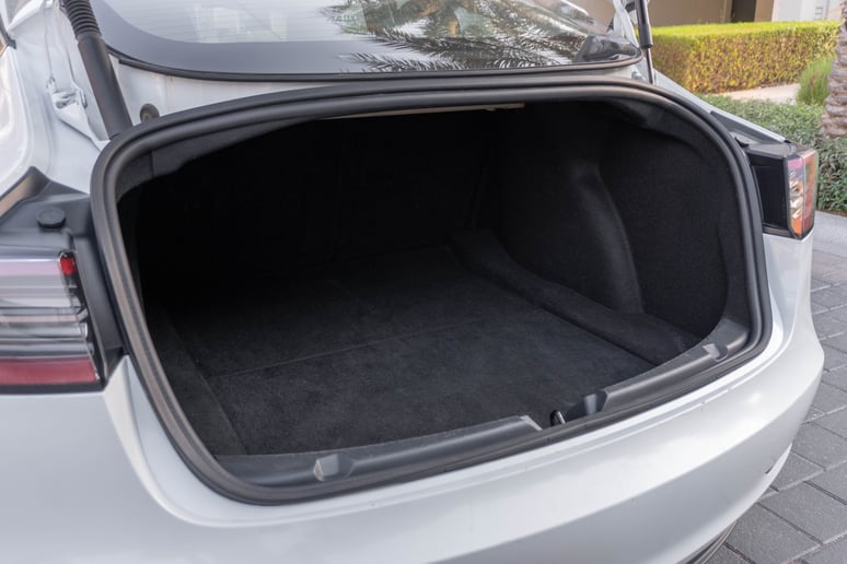 Tesla Model 3 (Blanc), 2023 - offres de bail &agrave; Abu Dhabi