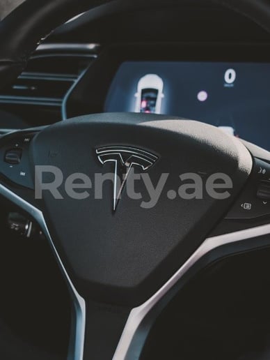 在迪拜 租 特斯拉 Model X (白色), 2018