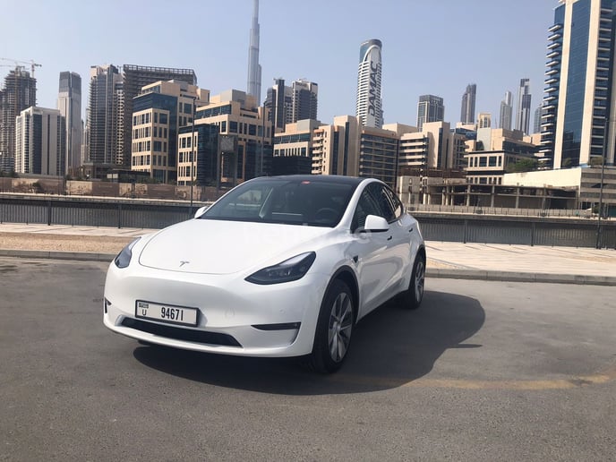 在迪拜 租 特斯拉 Model Y 长续航里程 (白色), 2022