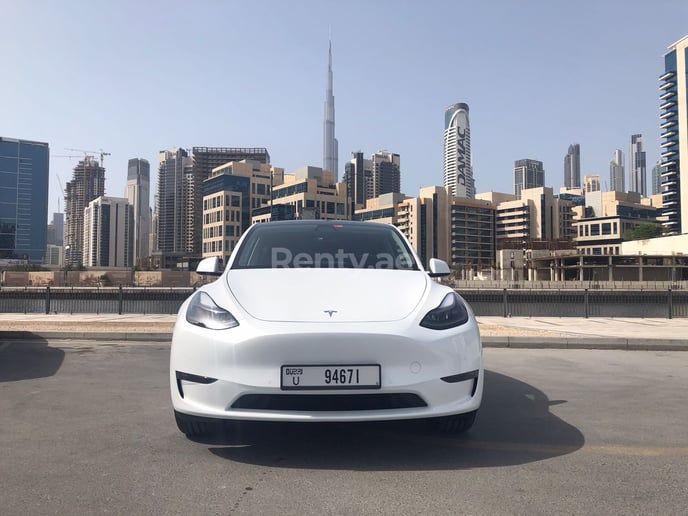 在迪拜 租 特斯拉 Model Y 长续航里程 (白色), 2022