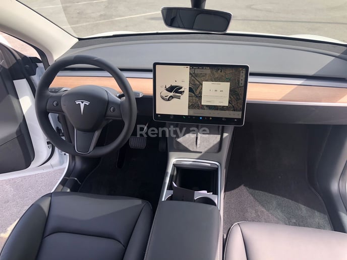 在迪拜 租 特斯拉 Model Y 长续航里程 (白色), 2022