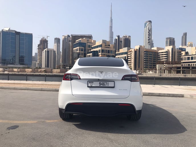 在迪拜 租 特斯拉 Model Y 长续航里程 (白色), 2022