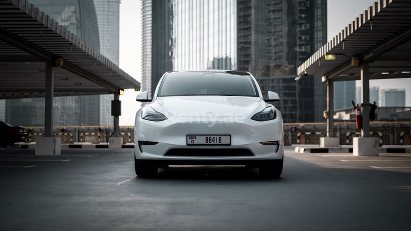 Tesla Model Y Long Range (Белый), 2022 для аренды в Абу-Даби