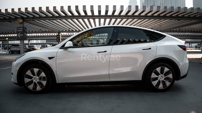 Tesla Model Y Long Range (Белый), 2022 для аренды в Абу-Даби
