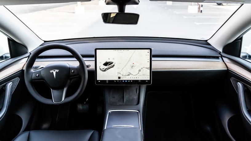 Tesla Model Y Long Range (Белый), 2022 для аренды в Абу-Даби