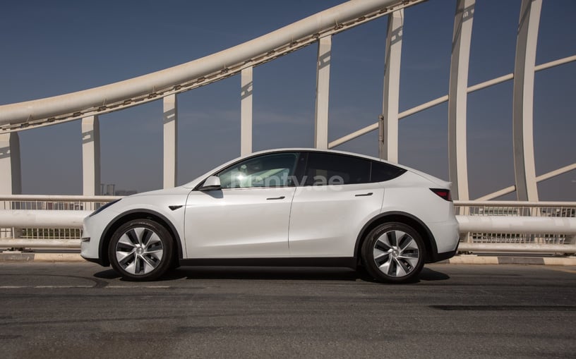 Abu Dabi'de kiralık Tesla Model Y Uzun Menzil (Beyaz), 2022