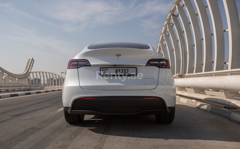 Abu Dabi'de kiralık Tesla Model Y Uzun Menzil (Beyaz), 2022