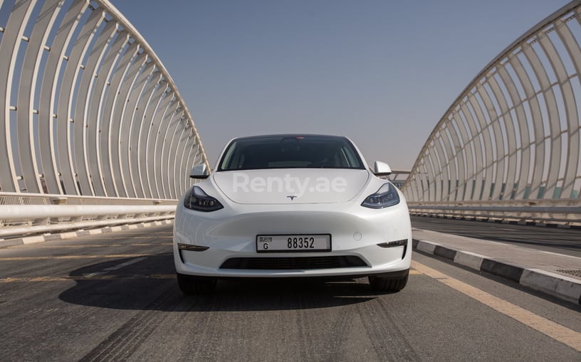 Abu Dabi'de kiralık Tesla Model Y Uzun Menzil (Beyaz), 2022
