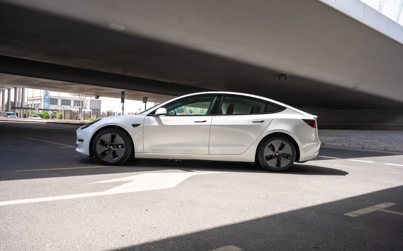 Tesla Model Y Long Range (Белый), 2022 - предложения по лизингу в Дубай
