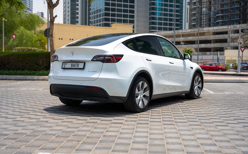 Tesla Model Y Long Range (Белый), 2022 - предложения по лизингу в Абу-Даби