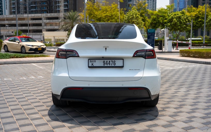 Tesla Model Y Long Range (Белый), 2022 - предложения по лизингу в Абу-Даби