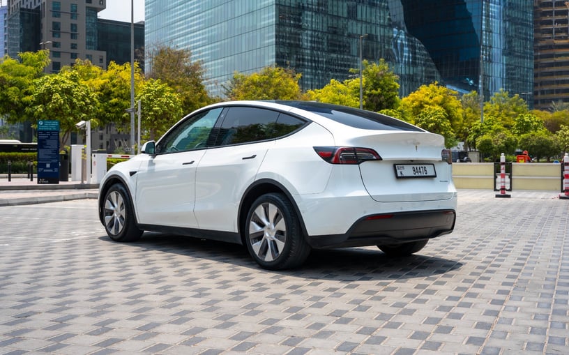 Tesla Model Y Long Range (Белый), 2022 - предложения по лизингу в Абу-Даби