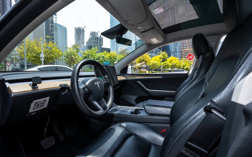 Tesla Model Y Long Range (Белый), 2022 - предложения по лизингу в Абу-Даби