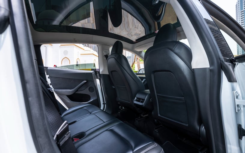 Tesla Model Y Long Range (Белый), 2022 - предложения по лизингу в Абу-Даби