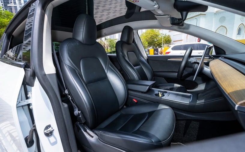 Tesla Model Y Long Range (Белый), 2022 - предложения по лизингу в Абу-Даби