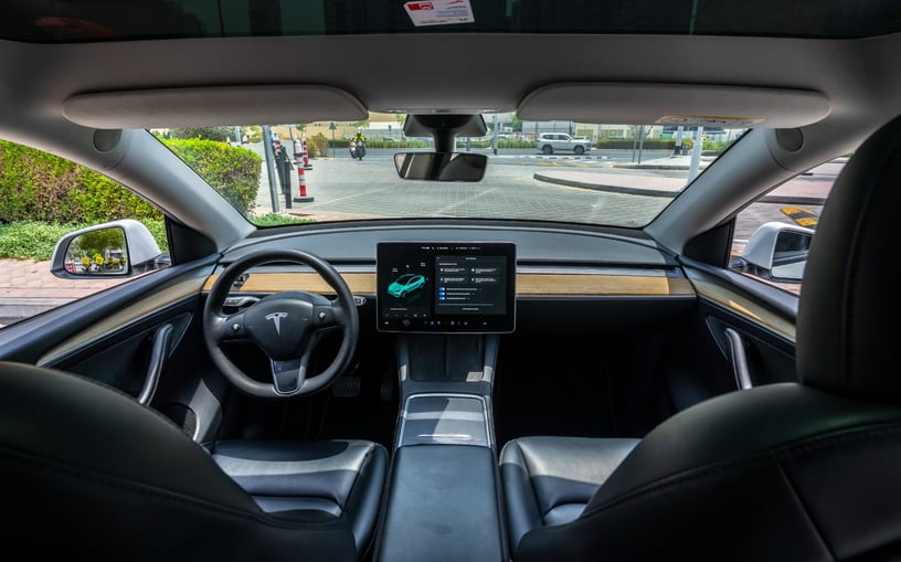 Tesla Model Y Long Range (Белый), 2022 - предложения по лизингу в Абу-Даби