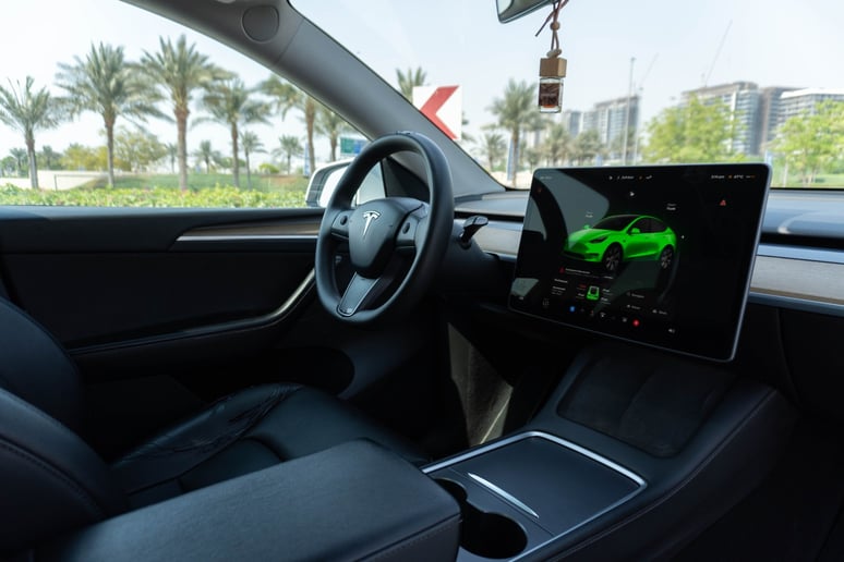 إيجار تسلا موديل Y طويلة المدى (أبيض), 2022 في الشارقة