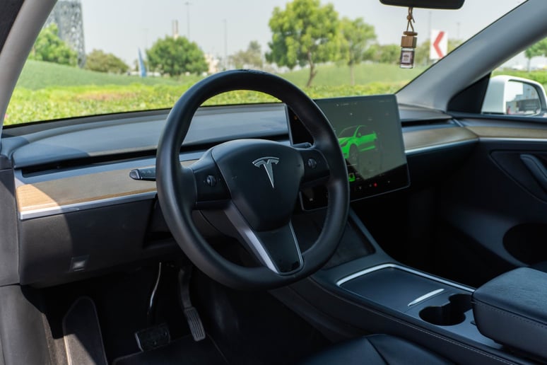 إيجار تسلا موديل Y طويلة المدى (أبيض), 2022 في الشارقة