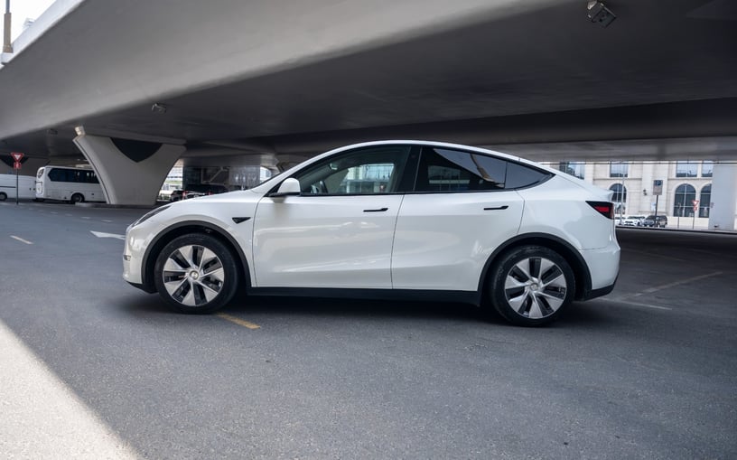 Tesla Model Y Long Range (Bianca), 2023 - offerte di leasing in Dubai
