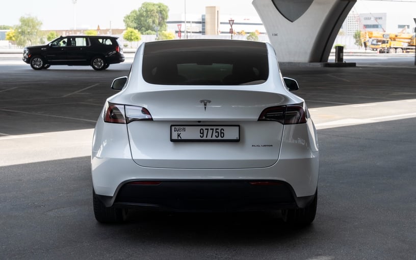 Tesla Model Y Long Range (Bianca), 2023 - offerte di leasing in Dubai