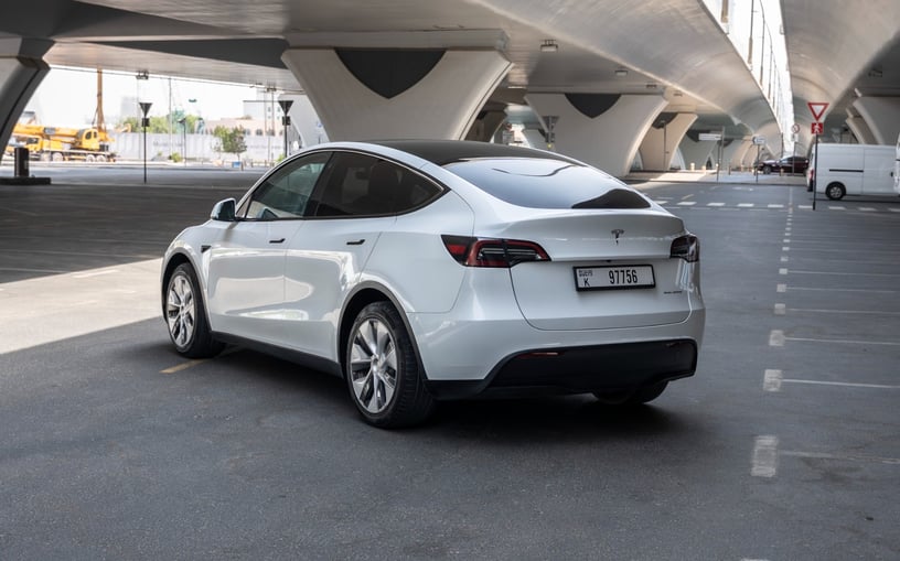 Tesla Model Y Long Range (Bianca), 2023 - offerte di leasing in Dubai