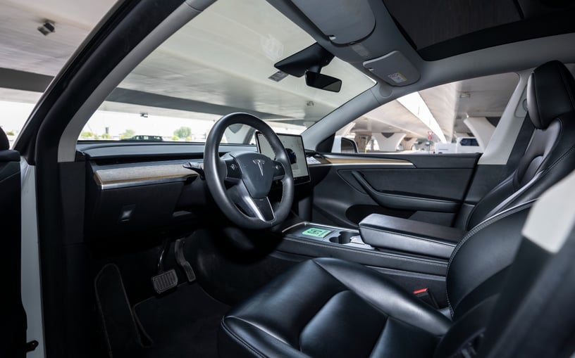 Tesla Model Y Long Range (Bianca), 2023 - offerte di leasing in Dubai