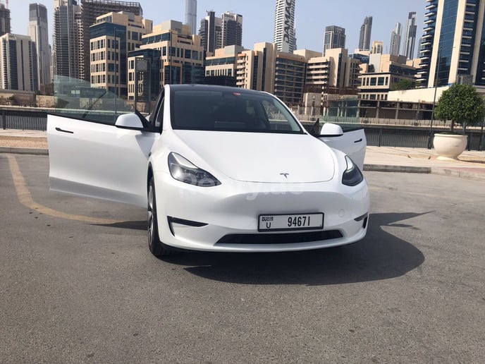 Tesla Model Y Long Range (Bianca), 2022 in affitto a Dubai 0