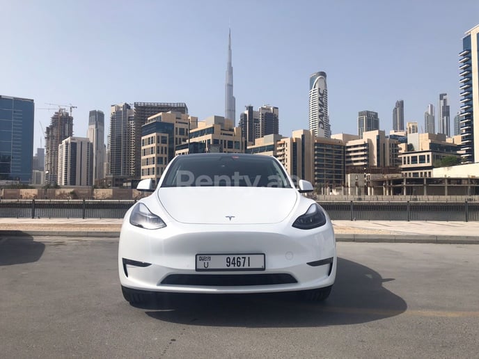 Tesla Model Y Long Range (Blanco), 2022 para alquiler en Dubai 1