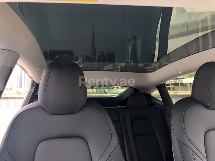 Tesla Model Y Long Range (Bianca), 2022 in affitto a Dubai 5