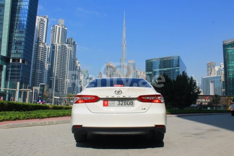 Toyota Camry (Blanco), 2019 para alquiler en Dub&aacute;i