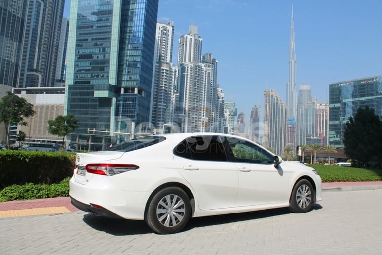 Toyota Camry (Blanco), 2019 para alquiler en Dub&aacute;i