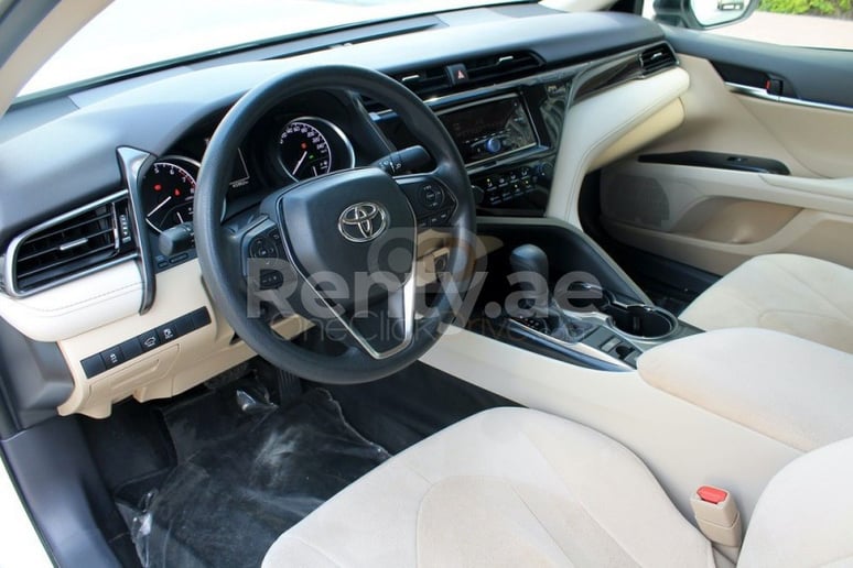 Toyota Camry (Blanco), 2019 para alquiler en Dub&aacute;i