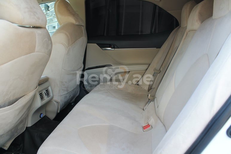 Toyota Camry (Blanco), 2019 para alquiler en Dub&aacute;i