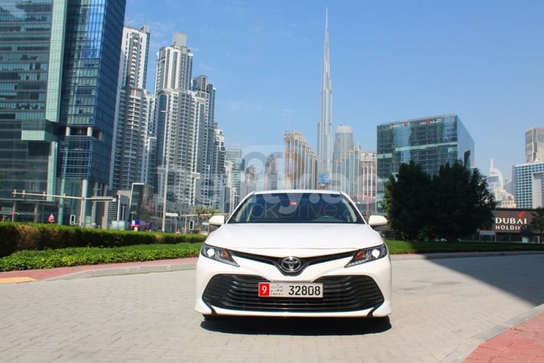 Toyota Camry (Blanco), 2019 para alquiler en Dub&aacute;i