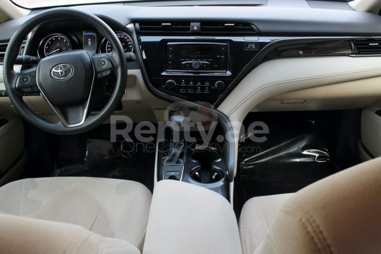 Toyota Camry (Blanco), 2019 para alquiler en Dub&aacute;i