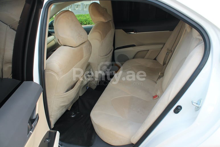 Toyota Camry (Blanco), 2019 para alquiler en Dub&aacute;i